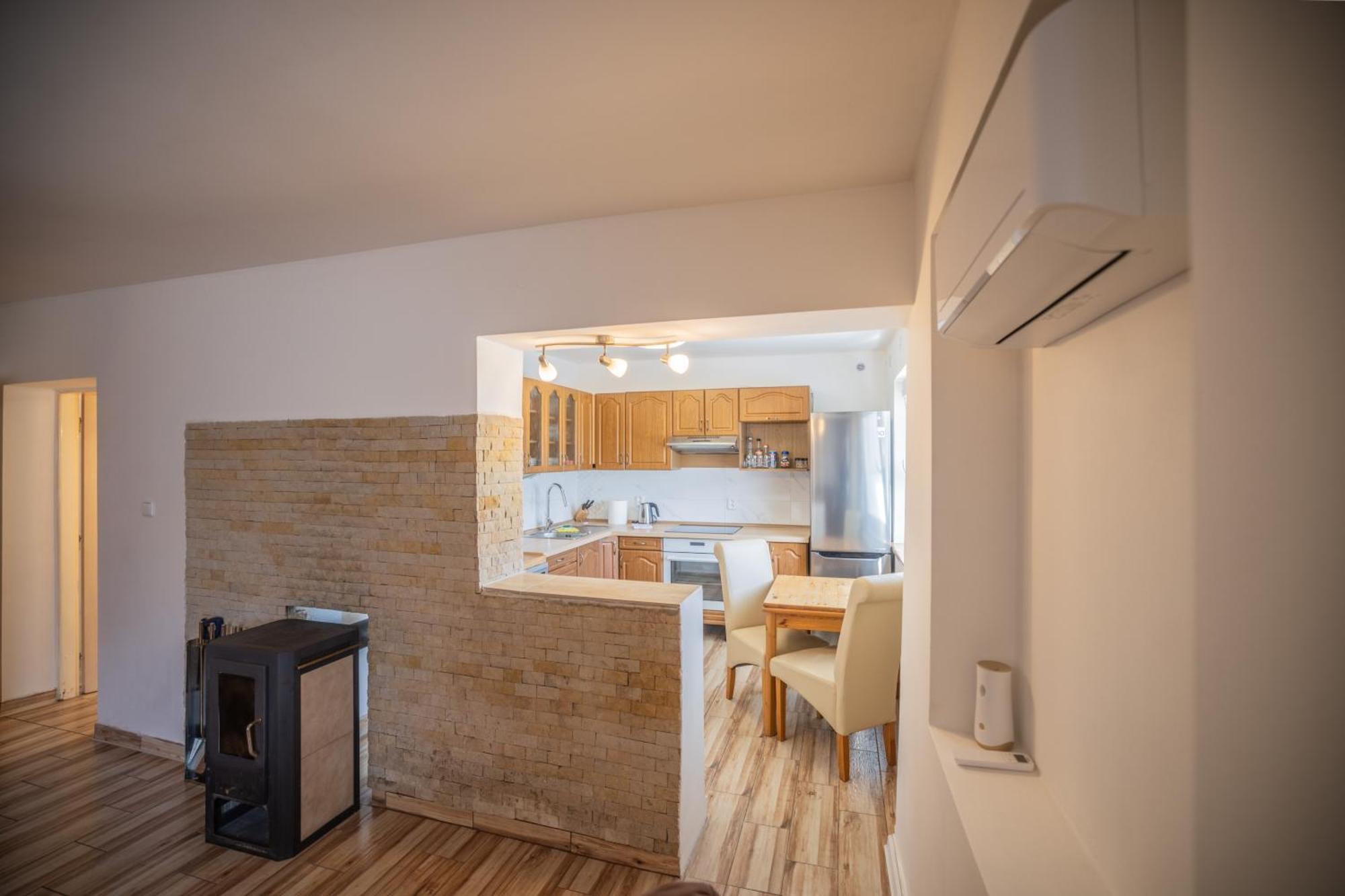Cely Dum S Vybavenou Kuchyni, Koupelna S Virivkou Holiday home